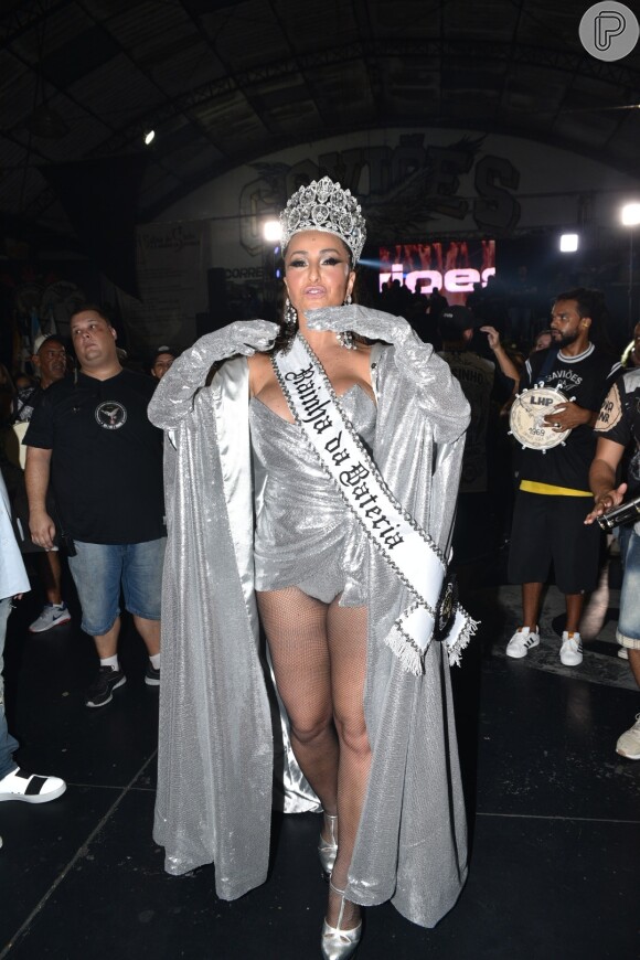 Sabrina Sato é coroada como rainha de bateria da Gaviões da Fiel em ensaio da escola de samba, realizado no Bom Retiro, em São Paulo, na noite desta sexta-feira, 18 de janeiro de 2018