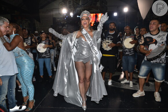 Sabrina Sato é coroada como rainha de bateria da Gaviões da Fiel em ensaio da escola de samba, realizado no Bom Retiro, em São Paulo, na noite desta sexta-feira, 18 de janeiro de 2018