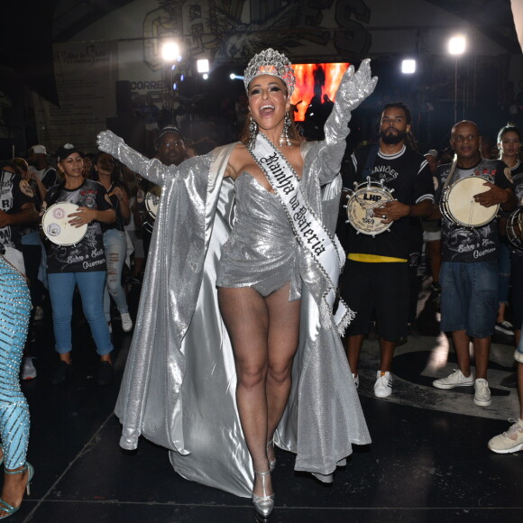 Sabrina Sato é coroada como rainha de bateria da Gaviões da Fiel em ensaio da escola de samba, realizado no Bom Retiro, em São Paulo, na noite desta sexta-feira, 18 de janeiro de 2018