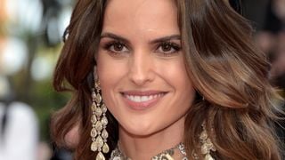 Que corpão! Izabel Goulart rebola de biquíni fio-dental: 'Último dia de férias'