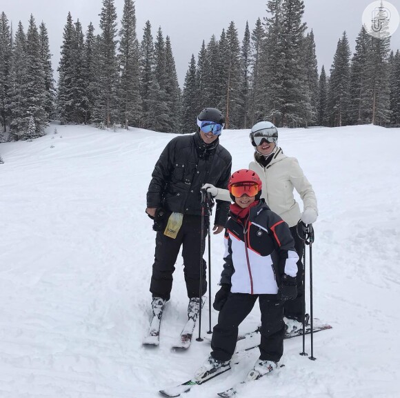 Eliana esquiou em Aspen, no Colorado, com o noivo, Adriano Ricco, e o filho, Arthur