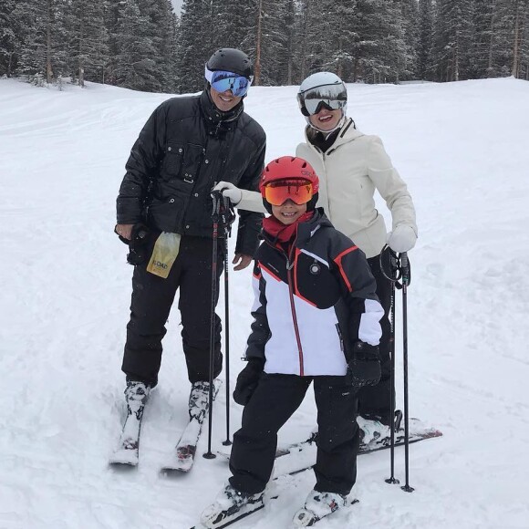 Eliana esquiou em Aspen, no Colorado, com o noivo, Adriano Ricco, e o filho, Arthur