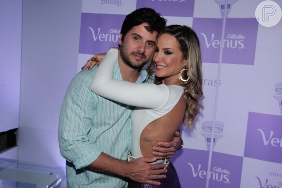 Claudia Leitte vai deslumbrante ao evento em Salvador, na Bahia