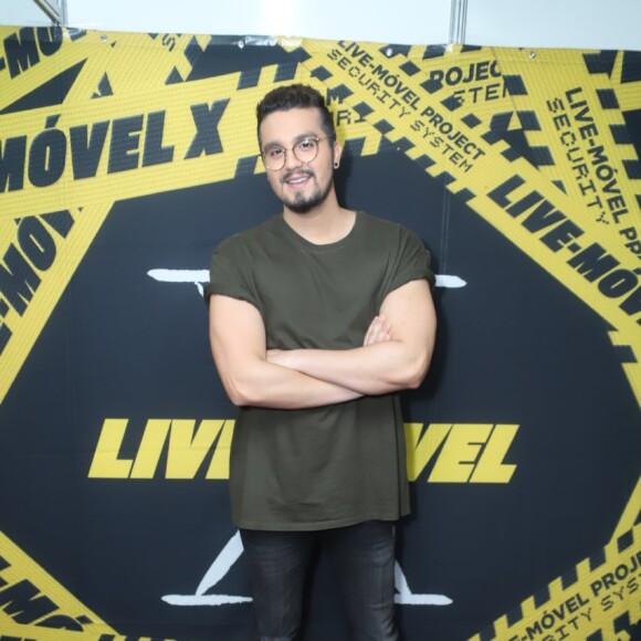 Luan Santana posa para fotos no evento 'Domingo de Verão', em Niterói, no Rio de Janeiro