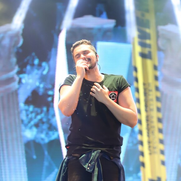 Luan Santana canta músicas românticas em show