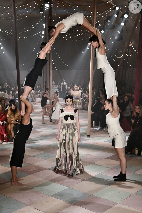 Christian Dior Haute Couture Spring Summer 2019 na Paris Fashion Week: espetáculo circense na passarela
