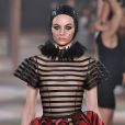 Desfile Christian Dior Alta-Costura Primavera/Verão 2019 na Paris Fashion Week: transparência, plissado e peças estruturadas
