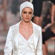  Desfile Christian Dior Alta-Costura Primavera/Verão 2019 na Paris Fashion Week: alfaiataria em cetim total white 
