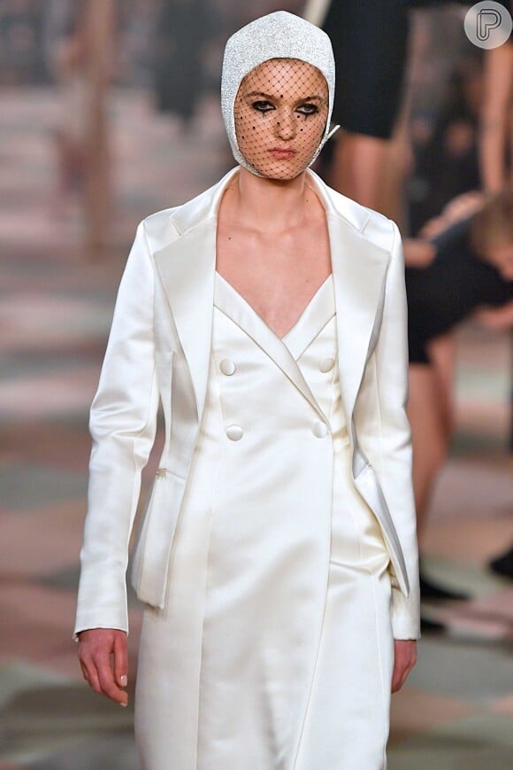 Desfile Christian Dior Alta-Costura Primavera/Verão 2019 na Paris Fashion Week: alfaiataria em cetim total white