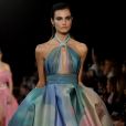 O vestido arco-íris em tom pastel foi aposta de Elie Saab na Semana de Alta-Costura de Paris