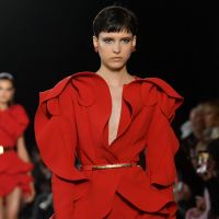 Paris Fashion Week: decotes, fendas e conjunto fashion no desfile de Elie Saab