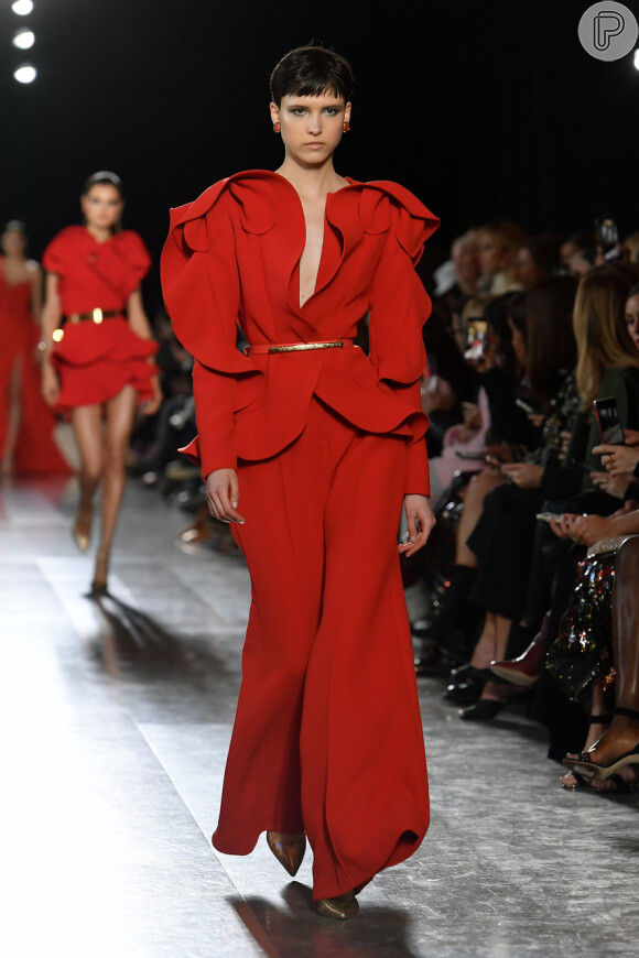 O vermelho intenso foi um dos tons que ganhou destaque na coleção de primavera/verão 2019 da Elie Saab na Semana de Moda de Paris
