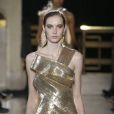 Metalizado em alta! O vestido dourado longo de Elie Saab brilhou nas passarelas da Semana de Alta-Costura de Paris