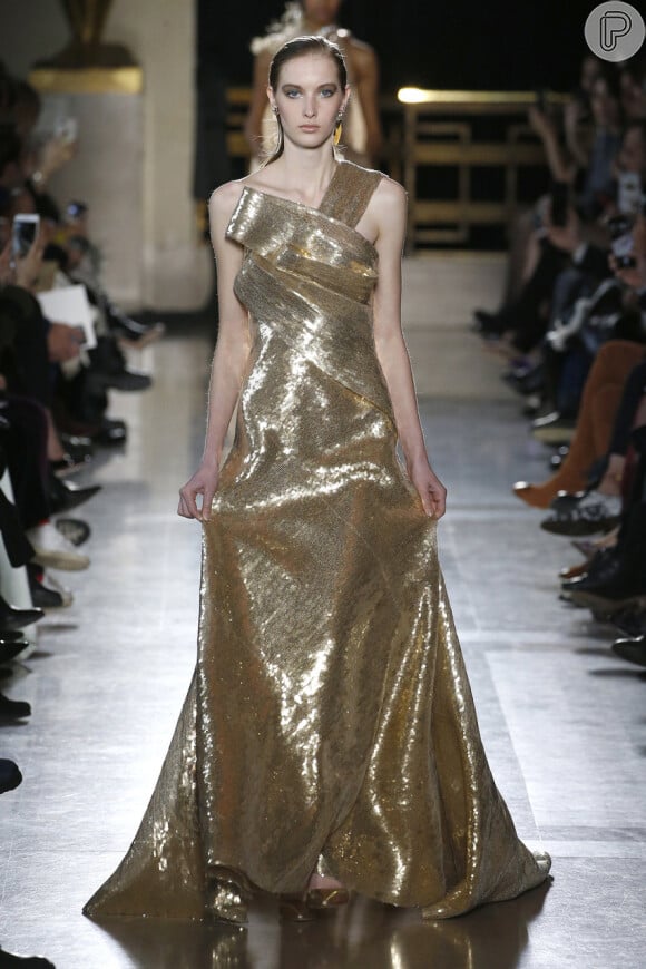 Metalizado em alta! O vestido dourado longo de Elie Saab brilhou nas passarelas da Semana de Alta-Costura de Paris