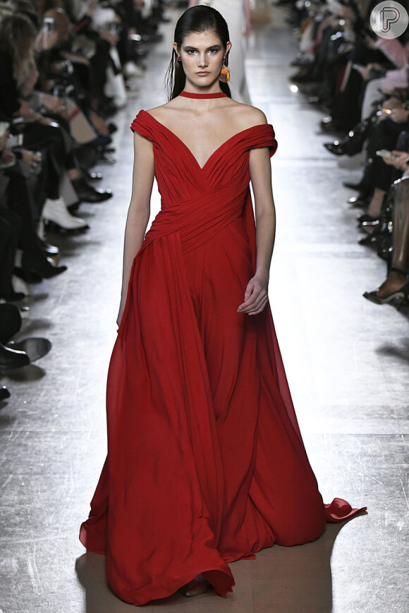 O vestido longo vermelho com decote em V e detalhe no pescoço foi um dos destaques do desfile de Elie Saab na Semana de Alta-Costura de Paris