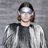 A máscara com glitter prateado da Givenchy pode ser inspiração para o Carnaval 2019