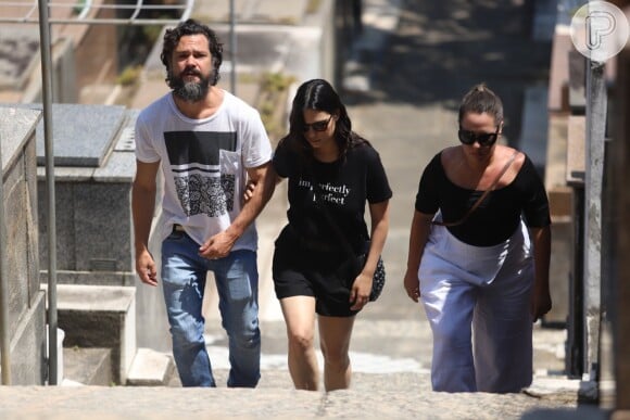 O casal Gabriel Gracindo e Rayana Carvalho foi ao velório do ator Caio Junqueira, nesta quinta-feira, 24 de janeiro de 2019