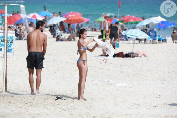 Rodrigo Simas e Agatha Moreira, depois de deixarem o mar, se molharam no chuveirinho da praia