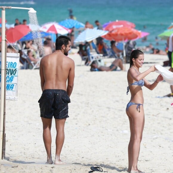 Rodrigo Simas e Agatha Moreira, depois de deixarem o mar, se molharam no chuveirinho da praia