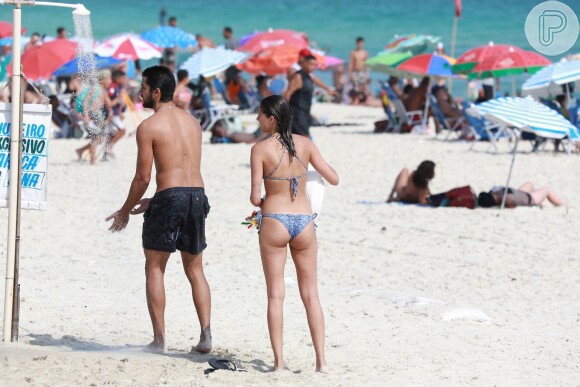Rodrigo Simas e Agatha Moreira seguiram juntinhos na areia depois de deixarem o mar