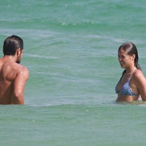 Rodrigo Simas e Agatha Moreira se divertiram dentro do mar na Barra da Tijuca