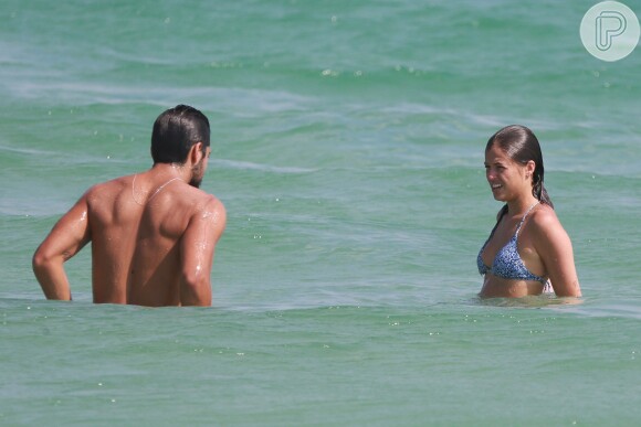 Rodrigo Simas e Agatha Moreira se divertiram dentro do mar na Barra da Tijuca