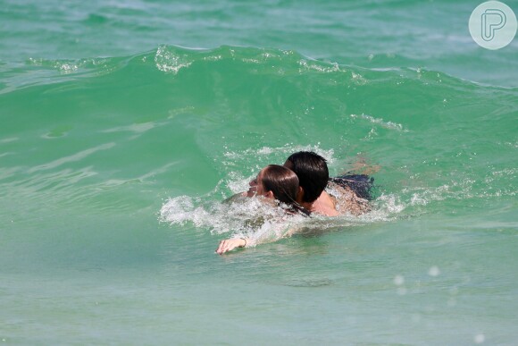 Rodrigo Simas e Agatha Moreira mergulham juntinhos em dia de praia no Rio