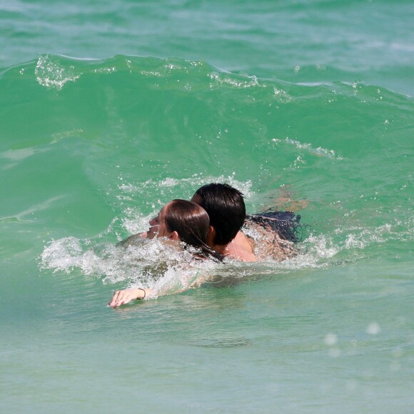 Rodrigo Simas e Agatha Moreira mergulham juntinhos em dia de praia no Rio