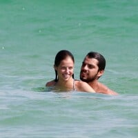Beijo, risadas e mergulhos! Rodrigo Simas e Agatha Moreira curtem praia no Rio