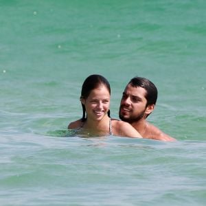 Beijo, risadas e mergulhos! Rodrigo Simas e Agatha Moreira curtem praia no Rio nesta quinta-feira, dia 24 de janeiro de 2019