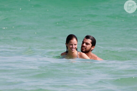 Beijo, risadas e mergulhos! Rodrigo Simas e Agatha Moreira curtem praia no Rio nesta quinta-feira, dia 24 de janeiro de 2019