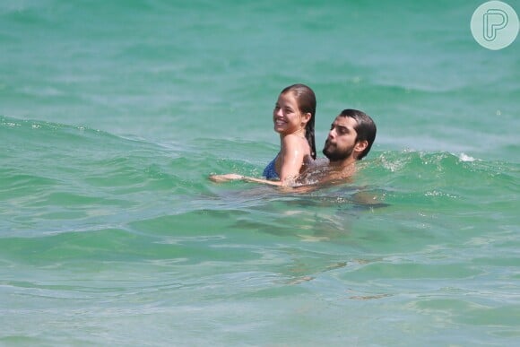 Rodrigo Simas e Agatha Moreira aproveitaram as ondas abraçados em dia de calor no Rio de Janeiro