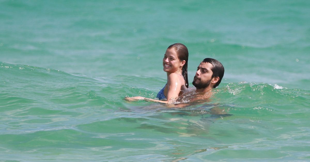 Rodrigo Simas e Agatha Moreira aproveitaram as ondas abraçados em dia de calor no Rio de Janeiro