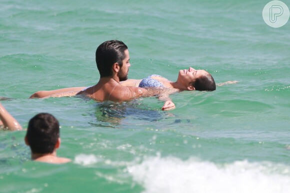 Rodrigo Simas e Agatha Moreira protagonizaram momentos fofos na água