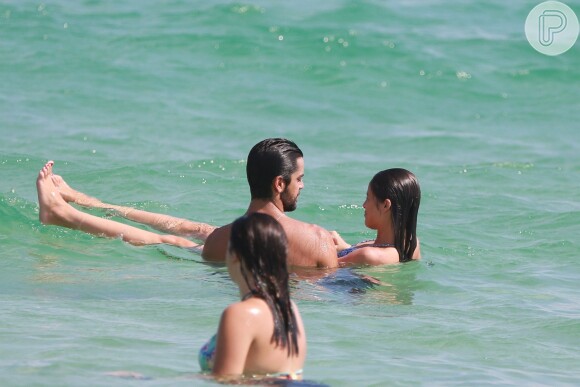 Rodrigo Simas ajuda Agatha Moreira a boiar dentro do mar
