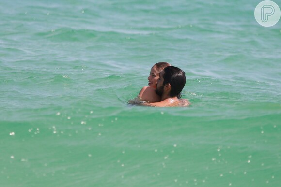 Rodrigo Simas e Agatha Moreira ficaram abraçados dentro d'água na praia da Barra da Tijuca