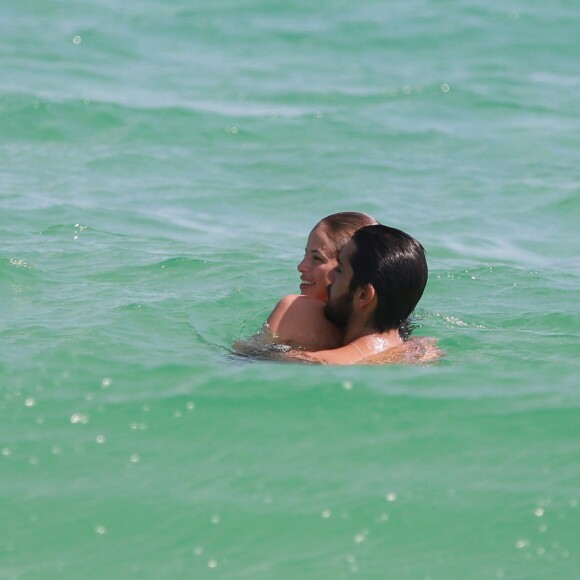 Rodrigo Simas e Agatha Moreira ficaram abraçados dentro d'água na praia da Barra da Tijuca