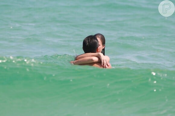 Rodrigo Simas e Agatha Moreira se beijaram dentro do mar na Barra da Tijuca