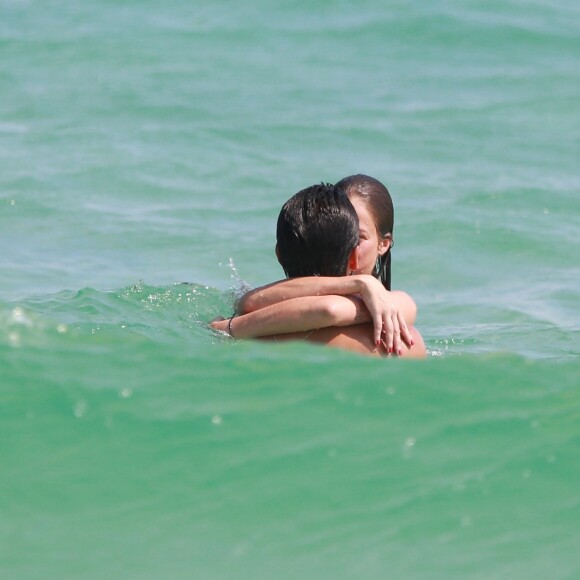 Rodrigo Simas e Agatha Moreira se beijaram dentro do mar na Barra da Tijuca