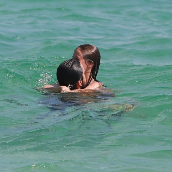 O romance dominou os cliques de Agatha Moreira e Rodrigo Simas na praia