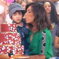 Dani Suzuki ganha festa de aniversário surpresa no 'Esquenta' com o filho e mãe