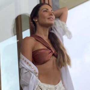 Patricia Poeta une kimono de franjas com biquíni transpassado