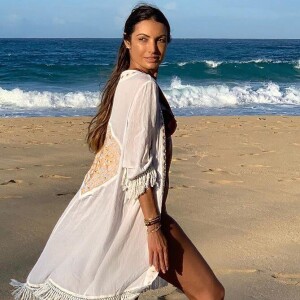Patricia Poeta posa em praia do Caribe