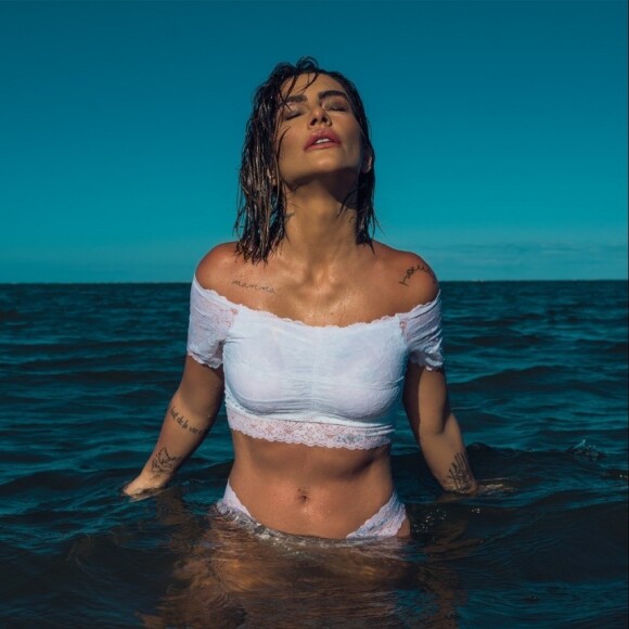 'A foto que eu tenho aqui eu estava na Grécia e eu não estava tão magrinha. Eu não sei se eu estava 10 quilos mais magra não. Eu devia estar uns 6 quilos mais magra', explicou Cleo
