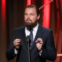 Leonardo DiCaprio discursa em evento com presença de Uma Thurman