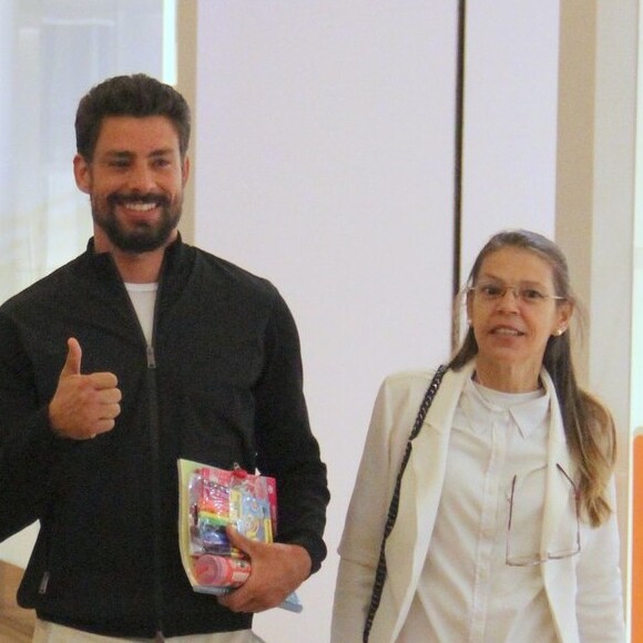 Cauã Reymond foi clicado com a mãe, Denise Reymond, e a filha, Sofia, em setembro de 2018 durante passeio por shopping do Rio