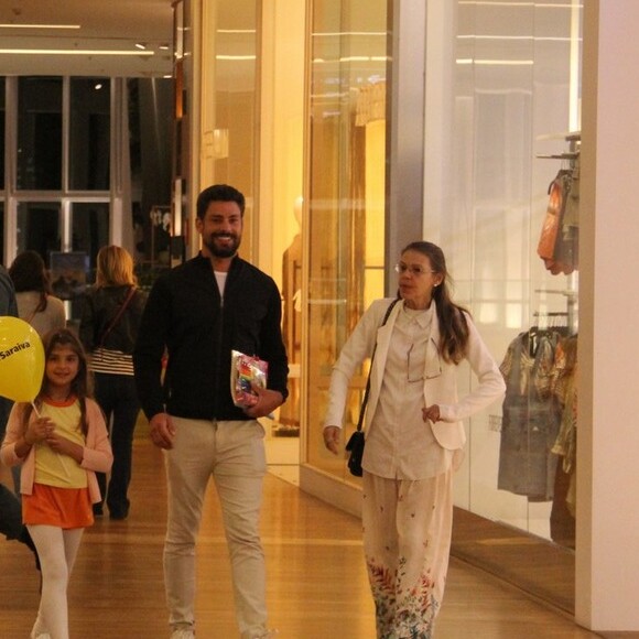 Mãe de Cauã Reymond era vista com frequência ao lado do filho em passeios por shopping