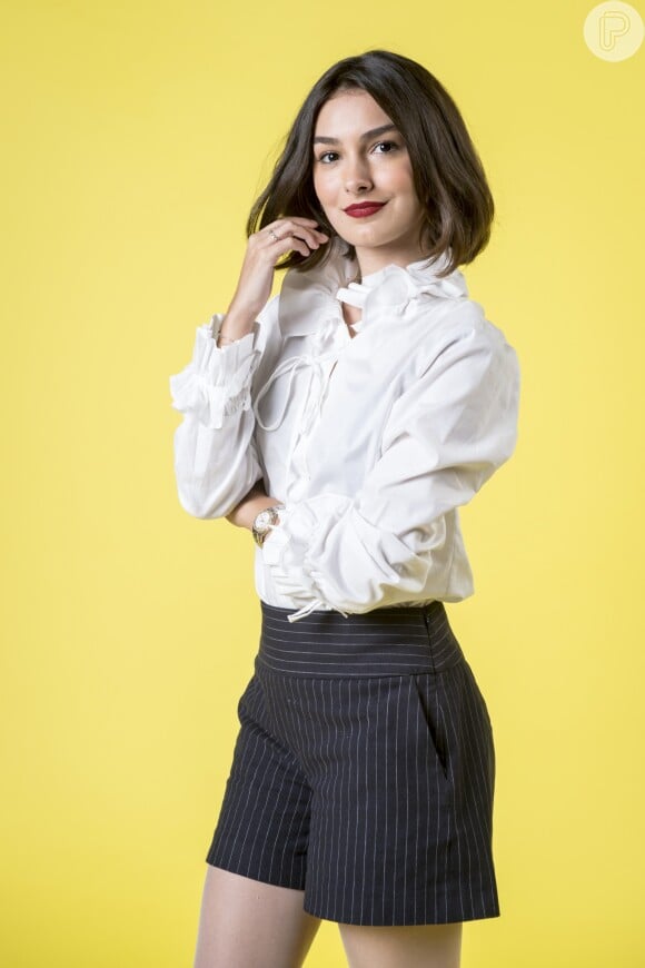 Larissa é interpretada pela atriz Marina Moschen: corte de cabelo no ombro e shorts de cintura alta fazem parte de seu figurino na novela 'Verão 90'