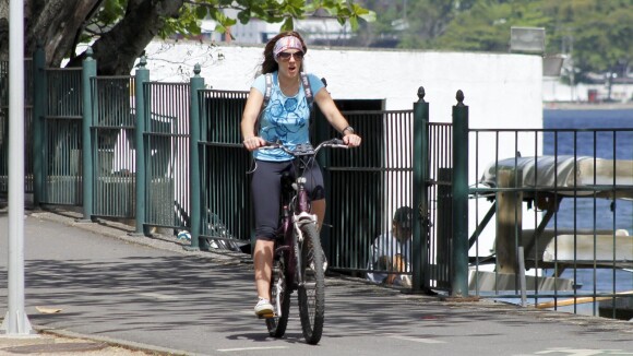 Prestes a voltar à novela 'Império', Adriana Birolli passeia de bicicleta no RJ