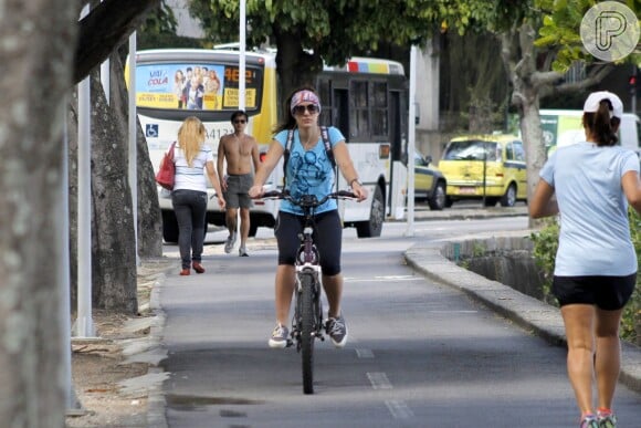 Adriana Birolli pedala na Lagoa Rodrigo de Freitas (RJ)
